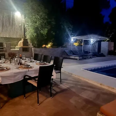Vila Wonderful Villa, Heated Pool, Near Beautiful Town *